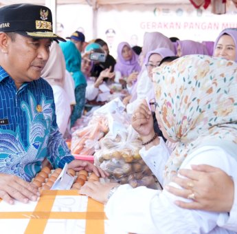 Pj Gubernur Sulsel Salurkan Bantuan Pangan Pemerintah Pusat untuk Warga Miskin di Takalar