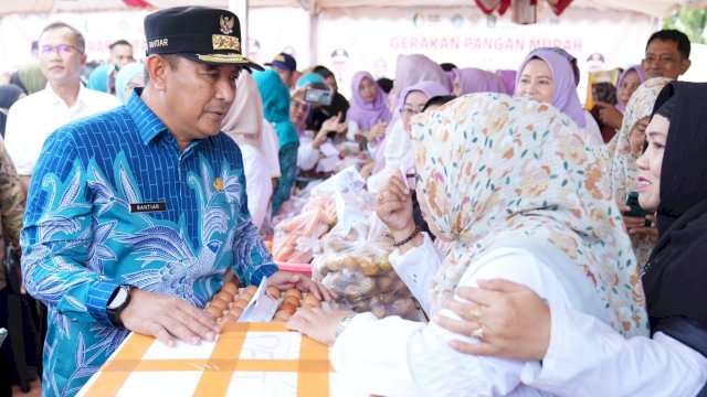 Pj Gubernur Sulsel Bahtiar Baharuddin, salurkan bantuan pangan di Kabupaten Takalar, Rabu (31/01/2024). (Istimewa)