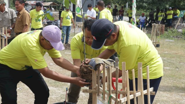 Gerakan penanaman pohon menjadi salah satu rangkaian kegiatan dalam memeriahkan HUT Bumi Karsa Ke-55 Tahun. (Dok. Bumi Karsa)