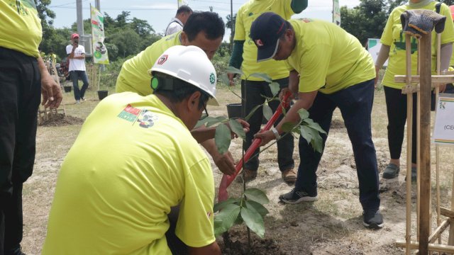 Sebagai upaya dalam menjaga kelestarian lingkungan, Bumi Karsa melakukan penanaman ribuan pohon yang dilaksanakan di Uluale, Kecamatan Watang Pulu, Kabupaten Sidrap, kemarin. (Dok. Bumi Karsa)