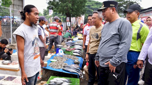Pj Gubernur Sulsel Bahtiar Baharuddin, berbincang dengan pedagang ikan saat mengunjungi Pasar Tradisional beberapa waktu lalu. (Istimewa)