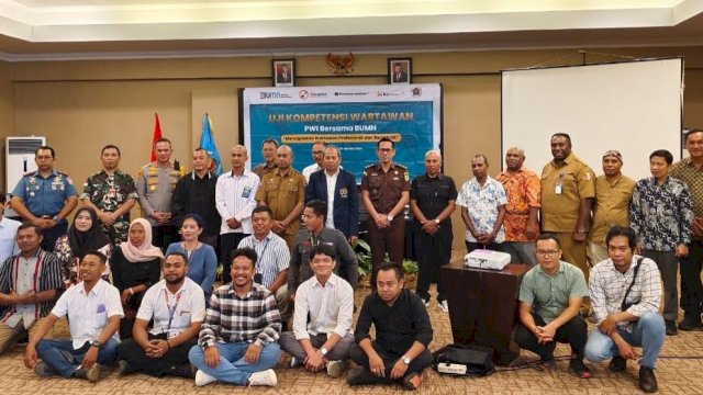 Peserta UKW Papua Selatan bersama Penguji dari PWI Pusat (Foto: Humas PWI Papua Selatan)