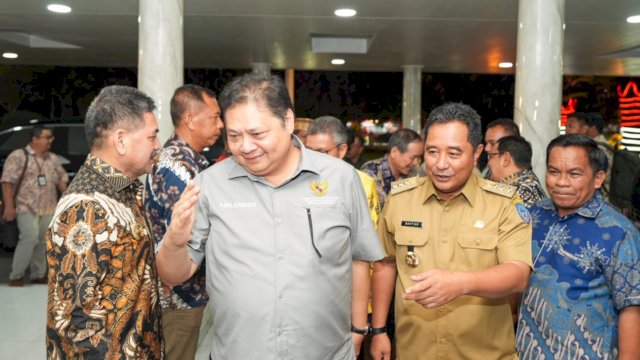 Pj Gubernur Sulsel Bahtiar Baharuddin, mendampingi Menko Perekonomian Airlangga Hartarto, Kamis (01/02/2023). (Istimewa)