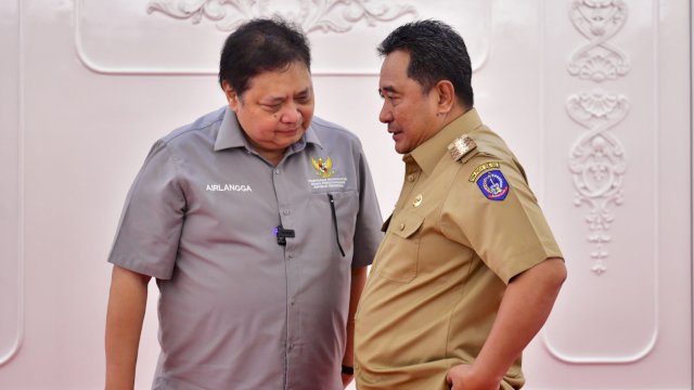 Menko Perekonomian Airlangga Hartarto, berbincang dengan Pj Gubernur Sulsel Bahtiar Baharuddin, Kamis (01/02/2024). (Istimewa)