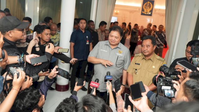 Menteri Koordinator Bidang Perekonomian Airlangga Hartarto, didampingi Pj Gubernur Sulsel Bahtiar Baharuddin, memberikan keterangan pers usai bertemu di Rujab Gubernur Sulsel, Kamis (01/02/2024). (Istimewa)