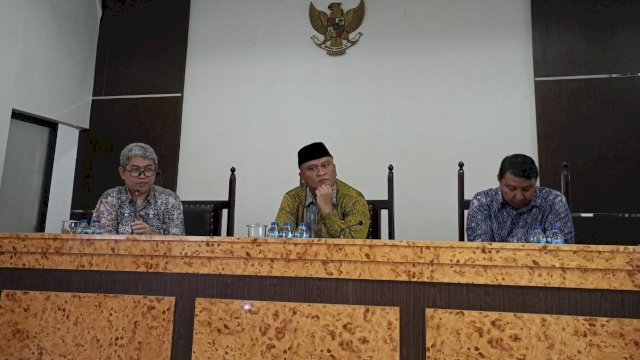 Deputi Bidang Kajian dan Advokasi KPPU Sulsel Taufik Harianto KPPU (kiri), Komisioner KPPU RI Hilman Pujana, dan Kepala Bidang Penegakan Hukum Kanwil KPPU VI Makassar Kariama Madesta, di sela-sela penyampaian pers, di Ruang Rapat Kanwil KPPU VI Makassar, Jumat, (07/02/2024). (Dok. Chaerani/Republiknews.co.id) 