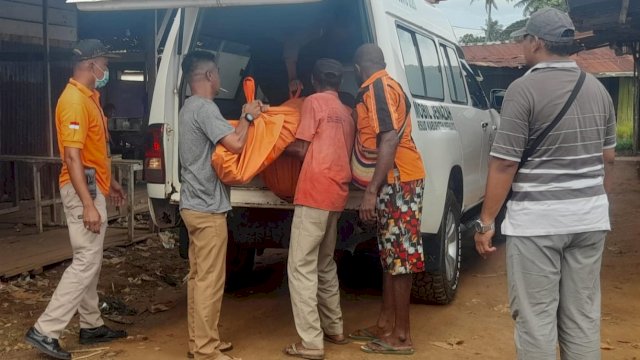 Jenazah korban dievakuasi Tim Inavis Polres Merauke ke Ambulans. (Foto: Hendrik Resi / republiknews.co.id)