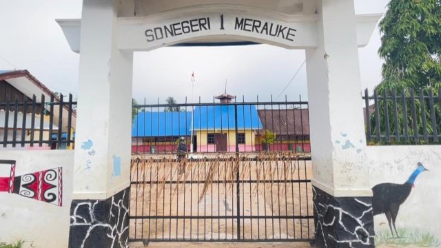 Gerbang SDN 1 Merauke disegel oleh pemilik ulayat. (Foto: Hendrik Resi / republiknews.co.id)