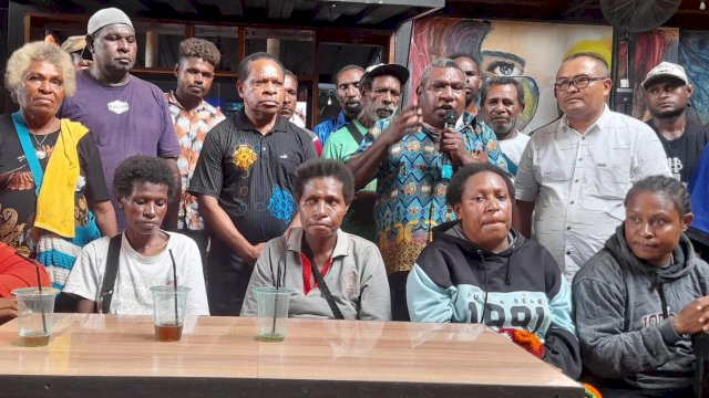 Masyarakat beberapa Kampung Lokal di Papua Selatan menggelar deklarasi dukungan kepada Nicolaus Kondomo. (Foto: Hendrik Resi / republiknews.co.id)