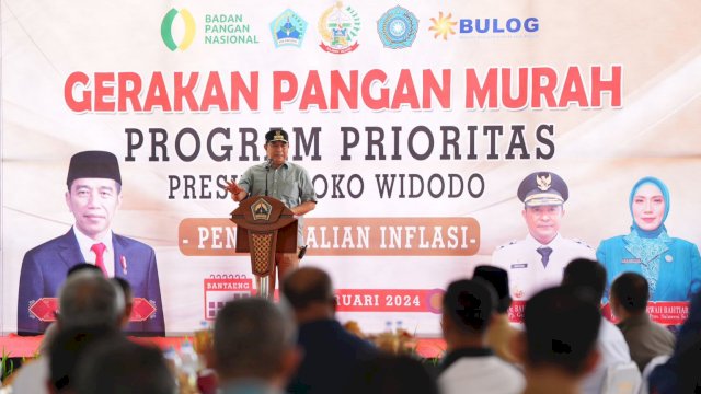 Pj Gubernur Sulsel Bahtiar Baharuddin, memberikan sambutan saat penyaluran bantuan untuk warga miskin di Lapangan Seruni, Kabupaten Bantaeng, Sabtu (03/12/2024). (Istimewa)
