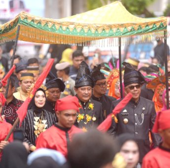 Hadiri Peringatan HUT Bulukumba, Pj Gubernur Kenakan Pakaian Adat Kajang