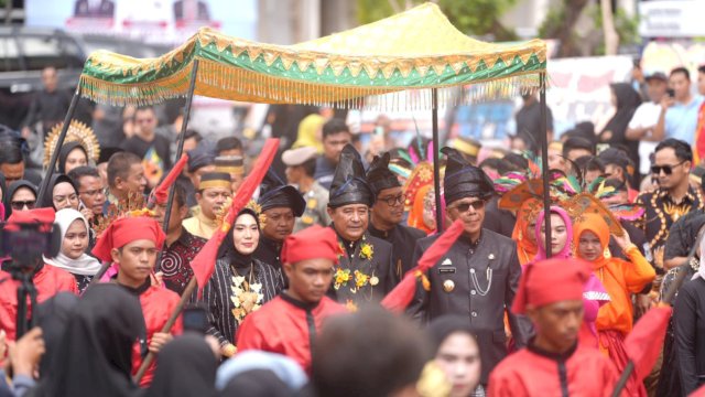 Pj Gubernur Sulsel Bahtiar Baharuddin, didampingi Pj Ketua PKK Sulsel Sofha Marwah, menghadiri peringatan Hari Ulang Tahun Kabupaten Bulukumba ke 64 di Lapangan Pemuda, Minggu (04/02/2024). (Istimewa)