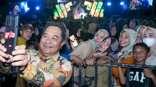 Pj Gubernur Sulsel Bahtiar Baharuddin, berswafoto dengan warga saat menghadiri langsung Peringatan HUT Kabupaten Bulukumba ke-64 di, (04/02/2024). (Istimewa)