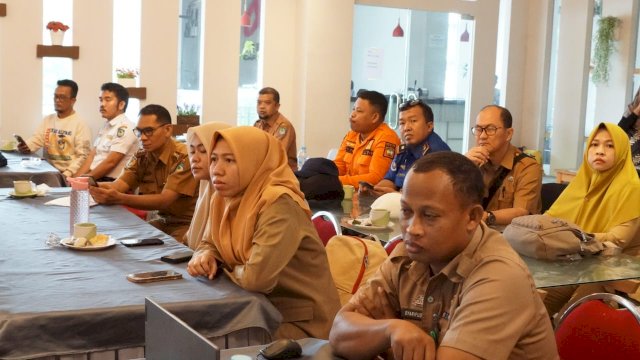 Puluhan admin atau petugas pengelola pengaduan SPAN-LAPOR! di jajaran Pemkab Gowa saat mengikuti peningkatan kapasitas, di Cafe Meelo, Somba Opu, Senin, (05/02/2024). (Dok. Humas Gowa)