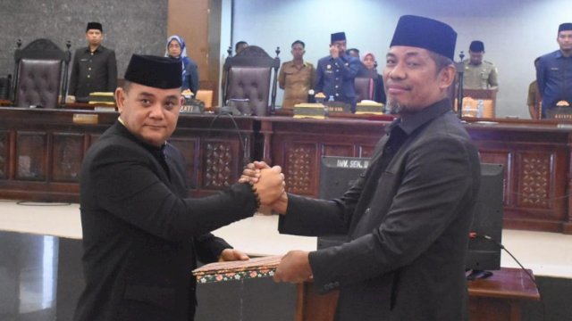 Ketua DPRD Kabupaten Sinjai, Jamaluddin, saat menyerahkan 5 Ranperda ke Pj Bupati T.R Fahsul Falah. (Istimewa)