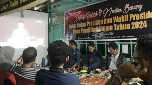 Diskusi Politik dan Nobar Debat pamungkas pasangan calon Presiden dan 2024 malam ini di Warkop Aseng Kota Benteng Selayar, Ahad (04/02/2024). (Istimewa)