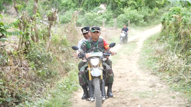 Pj Gubernur Sulsel Bahtiar Baharuddin, dibonceng menggunakan motor oleh salah satu babinsa saat melakukan kinjungan dari Desa ke Desa Kabupaten Bone, Senin (05/02/2024). (Istimewa)