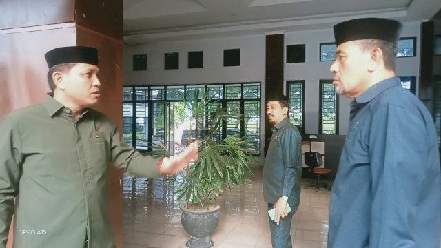 Dua Anggota DPRD Sinjai Andi Zainal Iskandar dan Andi Jusman berbincang usai menghadiri Rapat Paripurna. (ist)