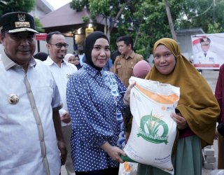 Pj Gubernur dan Pj Ketua PKK Sulsel Salurkan Bantuan Pangan Presiden Jokowi untuk Warga Bone