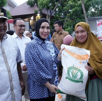Pj Gubernur dan Pj Ketua PKK Sulsel Salurkan Bantuan Pangan Presiden Jokowi untuk Warga Bone