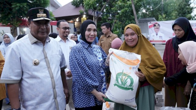 Pj Gubernur Sulsel Bahtiar Baharuddin, mendampingi Pj Ketua TP PKK Sulsel Sofha Marwah Bahtiar, menyerahkan bantuan pangan kepada masyarakat Kabupaten Bone, Senin (05/02/2024). (Istimewa)