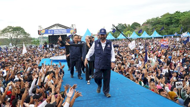 Ketua Umum Partai NasDem, Surya Paloh saat memimpin konsolidasi akbar Partai NasDem Sulawesi Selatan di Lapangan NasDem, Jalan Bau Massepe, Lumpue, Kecamatan Bacukiki, Parepare, Selasa (6/2/2024). (Foto: Istimewa)