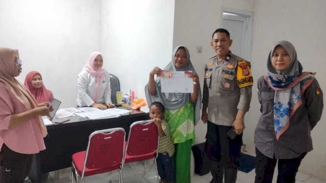 Proses penyaluran PKH warga Kelurahan Lembang Parang, Kecamatan Barombong di Kantor Lurah Lembang Barang diawasi langsung petugas keamanan dan Bawaslu Gowa, Rabu, (07/02/2023). (Dok. Istimewa)