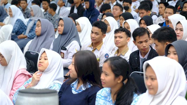 Sejumlah pelajar SMA sederajat saat menghadiri Deklarasi Pemilu Damai Putih Abu-Abu Tingkat Kabupaten Gowa, di Baruga Karaeng Galesong, Kantor Bupati Gowa, kemarin. (Dok. Humas Gowa)