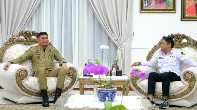 Bupati Gowa Adnan Purichta Ichsan saat menerima kunjungan jajaran KPU Gowa di Rumah Jabatan Bupati Gowa, Senin, (12/02/2024). (Dok. Humas Gowa)