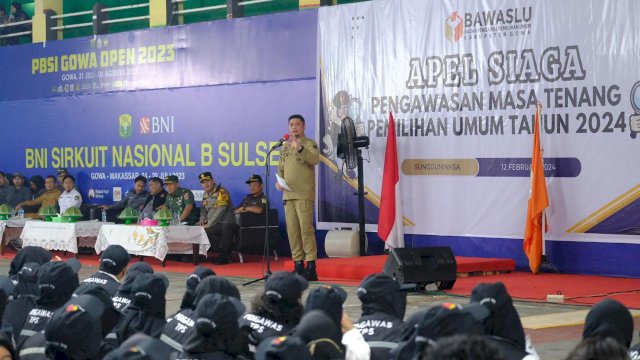Bupati Gowa Adnan Purichta Ichsan saat menghadiri Apel Siaga Pengawasan Masa Tenang Pemilihan Umum Tahun 2024 Tingkat Kabupaten Gowa, di GOR Sungguminasa, Senin, (12/02/2024). (Dok. Humas Gowa)