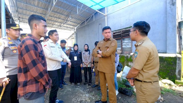 Bupati Gowa Adnan Purichta Ichsan saat melakukan peninjauan kesiapan di sejumlah TPS, Selasa, (13/02/2024). (Dok. Humas Gowa)