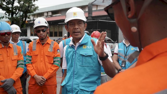 GM PLN UID Sulselrabar, Moch. Andy Adchaminoerdin tengah memberikan arahan kepada pasukan Pekerjaan Dalam Keadaan Bertegangan (PDKB).
