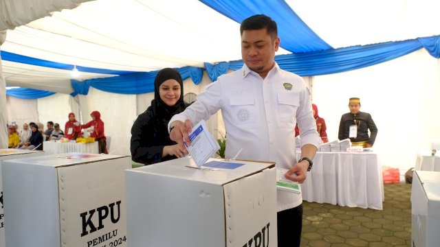 Bupati Gowa Adnan Purichta Ichsan bersama istri Priska Paramita Adnan saat menyalurkan hak suaranya di TPS 007, Kelurahan Tombolo, Kecamatan Somba Opu, Rabu, (14/02/2024). (Dok. Humas Gowa)