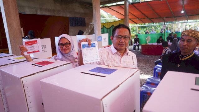 Bupati Luwu Utara Indah Putri Indriani bersama Suaminya Muhammad Fauzi yang juga anggota Komisi V DPR RI Muhammad Fauzi menyalurkan suaranya di TPS 6 Desa Sapta Marga, Kecamatan Sukamaju, Luwu Utara. Rabu (14/02/2024)