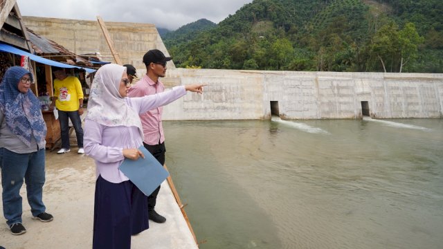 Bupati Luwu Utara Indah Putri Indriani saat meninjau Sabo Dam di Sungai Radda Desa Meli, Kecamatan Baebunta, Luwu Utara.