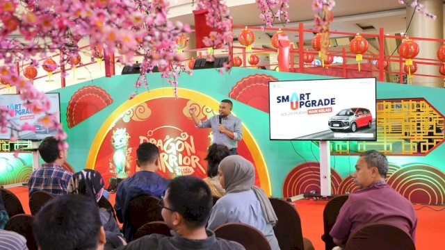Marketing General Manager Kalla Toyota Suliadin saat memberikan penjelasan terkait program Smart Upgrade, di Atrium TSM Makassar, kemarin. (Dok. Kalla Toyota)