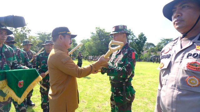 Wabup Gowa Abd Rauf Malaganni saat membuka Program TMMD Ke-119 Tahun Anggaran 2024, di Lapangan Desa Panaikang, Kecamatan Pattallassang, Selasa (20/02/2024). (Dok. Humas Gowa)