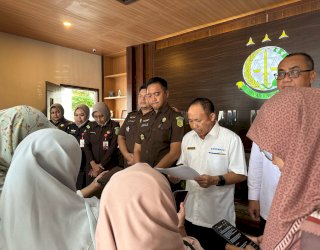 Penyidik Kanwil DJP Sulselbartra Serahkan Diduga Tersangka Penggelapan PPN ke Kejati Sulsel