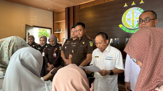 PPNS Kanwil DJP Sulselbartra bersama Korpas Polda Sulsel menyerahkan tanggung jawab diduga tersangka dan barang bukti tindak pidana di bidang perpajakan kepada Kejaksaan Tinggi Sulawesi Selatan, di Kejari Maros, Senin, (19/02/2024). (Dok. Humas Kanwil DJP Sulselbartra)