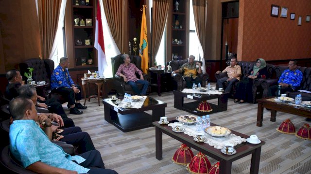 Sejumlah Purnabakti ASN Eselon II Pemkab Sinjai saat kunjungan silaturahmi ke Pj Bupati Sinjai. (ist)