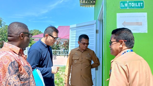 Chief Field Office UNICEF Regional Sulawesi dan Maluku Henky Widjaja (tengah) saat menjelaskan sarana sanitasi inklusif yang disiapkan di Puskesmas Moncobalang, Desa Moncobalang, Kecamatan Barombong dihadapan Perwakilan Perwakilan Deputi Representatif Unicef Indonesia Jean Nsonjiba Lokenga (kemeja batik) dan Pj. Sekretaris Daerah Kabupaten Gowa, Abd. Karim Dania, Selasa, (20/02/2024). (Dok. Chaerani/Republiknews.co.id)