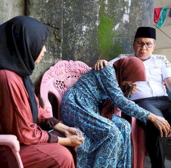 Tangis Ibunda Fahriansyah, Petugas KPPS yang Meninggal Pecah Dipelukan Danny Pomanto