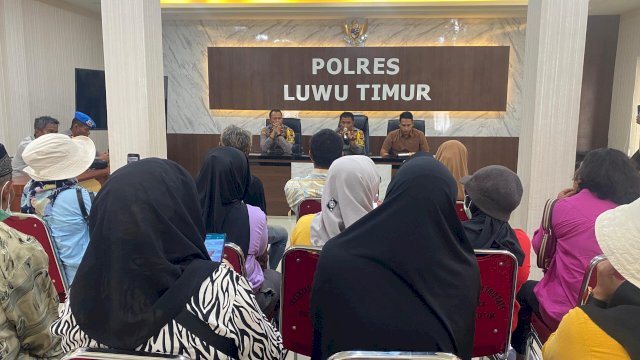 Keluarga korban, dan Tim Kuasa Hukum LBH Makassar saat melakukan pertemuan dengan jajaran Polres Luwu Timur di Aula Tribrata. Dalam pertemuan tersebut keluarga dan tim hukum menyampaikan desakan agar proses hukum terkait dugaan tindak kekerasan seksual dengan korban perempuan disabilitas agar dilakukan dengan mengedepankan fakta. (Dok. LBH Makassar)