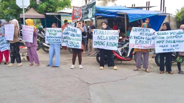 Perempuan dan nelayan tradisional saat melakukan aksi protes terhadap pembangunan Pelabuhan MNP yang diresmikan Presiden RI Joko Widodo, di Depan Gardu Induk PLN Tallo, Kamis, (22/02/2024). (Dok. SP Anging Mammiri)
