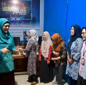 Milad Radio SB ke-20, Pj Ketua PKK Sinjai Beri Surprise