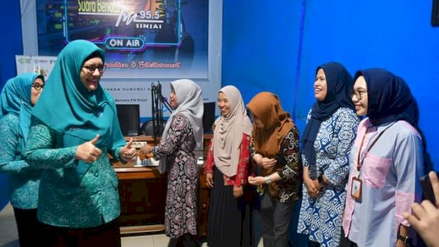 Pj Ketua PKK Sinjai Saat Memberi Kejutan Kepada Pimpinan dan Kru Radio SB. (ist)