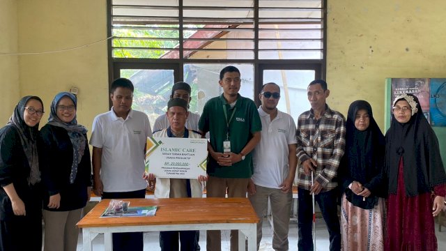 LPPM Kalla Institute bersama LAZ Hadji Kalla memberikan program pemberdayaan kepada kelompok tunanetra hingga muallaf. (Dok. Kalla Group)