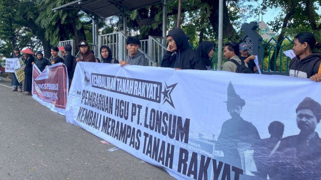 Aksi penolakan yang dilakukan Gerakan Rakyat Anti Monopoli Tanah (GRAMT) kepada PT. Lonsum yang hingga kini masih memanfaatkan hak tanah kaum tani di Bulukumba. Aksi damai tersebut berlangsung di depan Masjid Al Markas Makassar, Senin, (19/02/2024). (Dok. GRAMT)