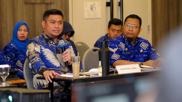 Bupati Gowa Adnan Purichta Ichsan, didampingi Kepala Bappeda Gowa Sujjadan saat melakukan presentasi penilaian Penghargaan Pembangunan Daerah (PPD) Tahap II Tahun 2024 di Hotel Ibis Makassar, kemarin. (Dok. Humas Gowa)