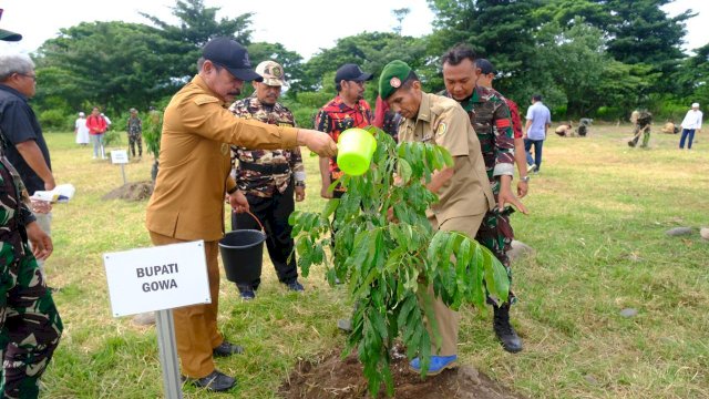 Wabup Gowa Abd Rauf Malaganni saat menghadiri penanaman pohon di Markas Kostrad, kemarin. (Dok. Humas Gowa)